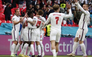 英格兰队遭遇两红伤停，丹麦队叩关而入